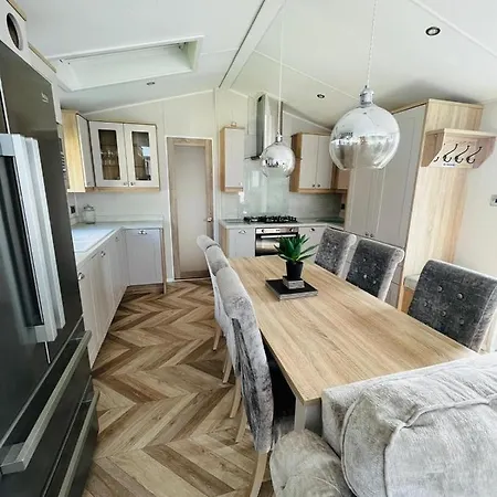 펜션 The Braunston With Hot Tub