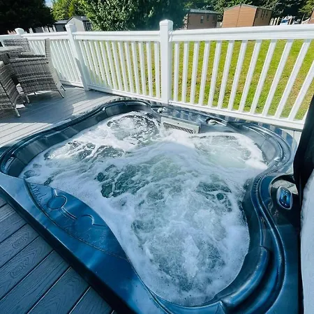 The Braunston With Hot Tub *