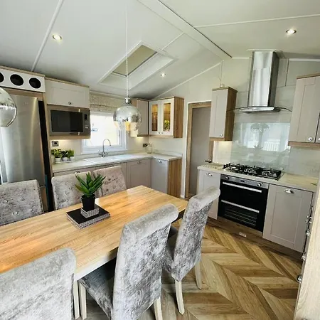 The Braunston With Hot Tub 펜션 *