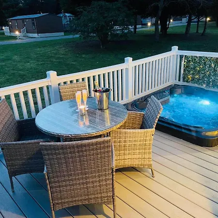 The Braunston With Hot Tub *