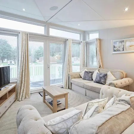 The Braunston With Hot Tub Chalet *
