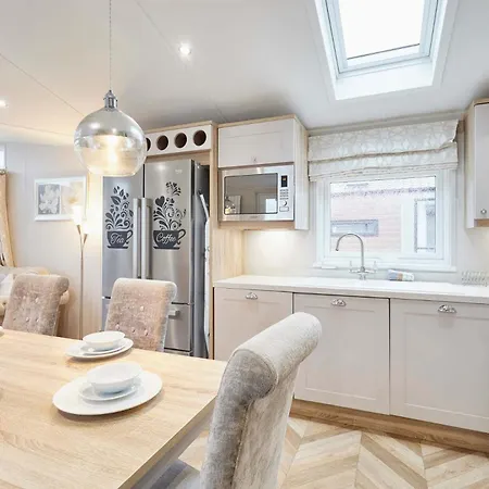 The Braunston With Hot Tub Chalet *