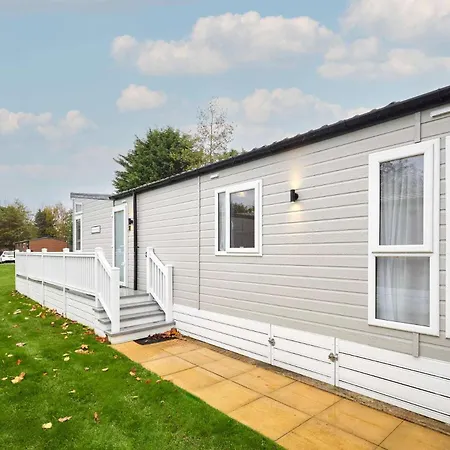 The Braunston With Hot Tub Chalet *