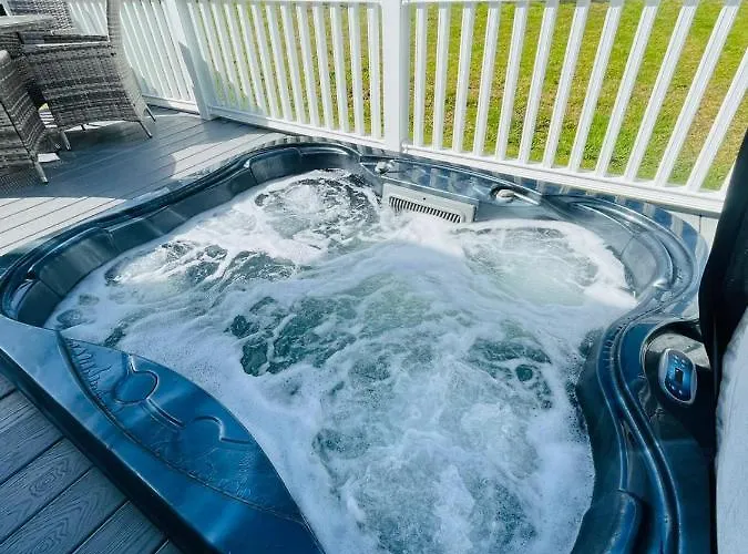 The Braunston With Hot Tub *