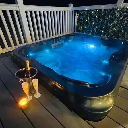 The Braunston With Hot Tub Дом отдыха